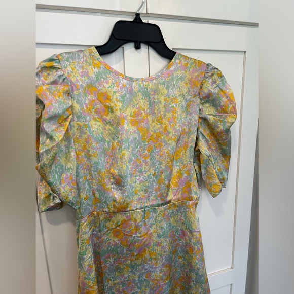 Vero Moda satin mini dress with ruched detail pastel floral - Picture 6 of 8